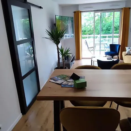 Calme - Bien Equipe - Parking -terrasse * Pau